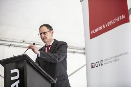 Regierungsrat Mario Fehr spricht am Spatenstich-Anlass der Gebäudeversicherung des Kantons Zürich in Wädenswil zu den Gästen.