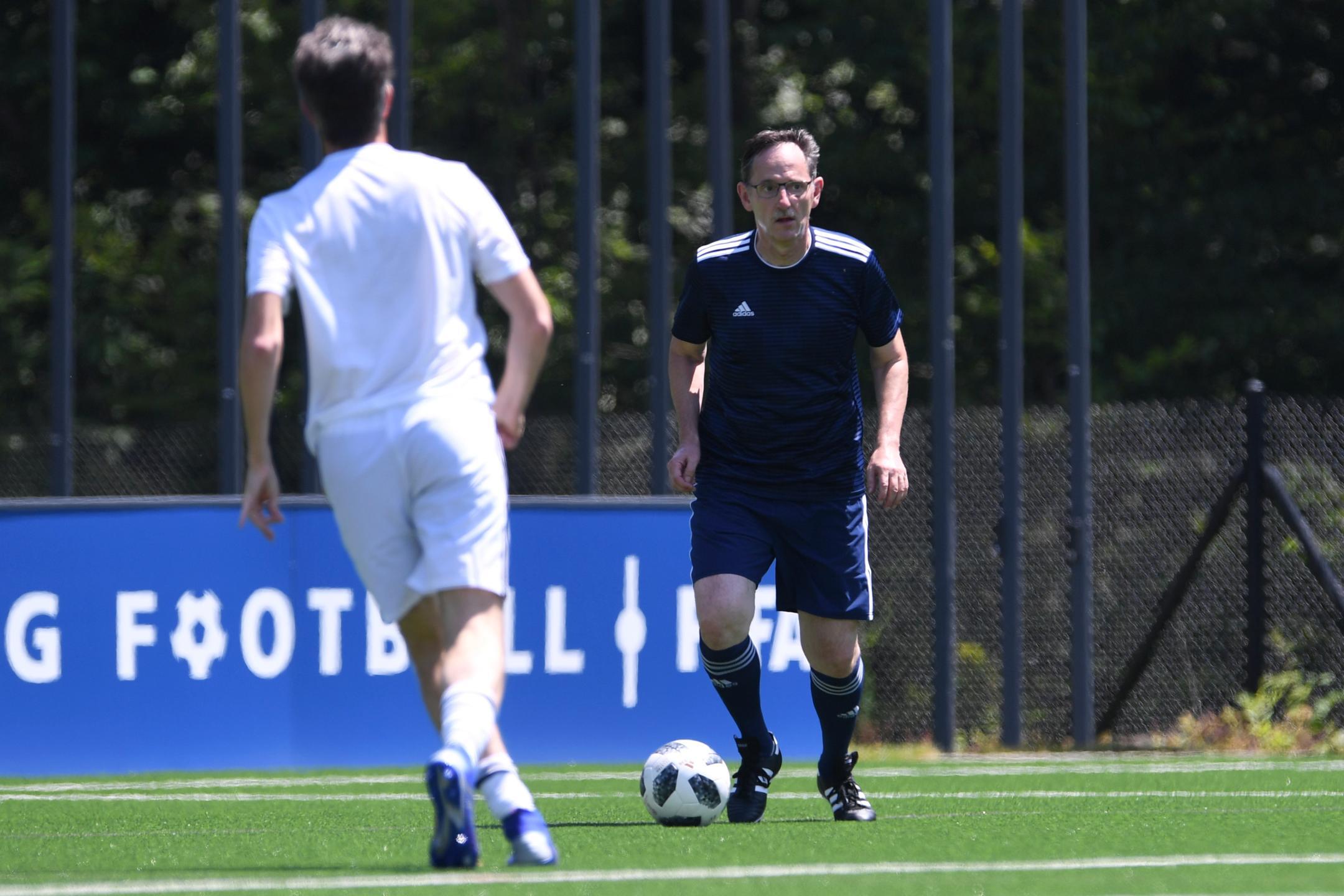 Regierungsrat spielt Fussball auf dem Rasen des Home of FIFA im Rahmen der Verleihung des Living Football Awards.
