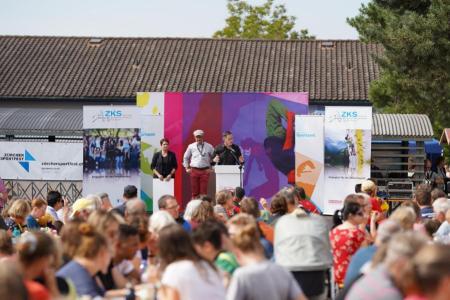 In September 2019 in Stammheim, Government Councillor Mario Fehr gives a speech on the stage of the cantonal sports festival and presents an award together with Yvonne Bürgin (Cantonal Councillor) and Urs Hutter (president of the ZKS).
