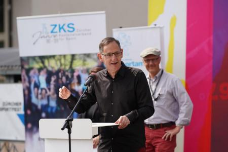 Regierungsrat Mario Fehr spricht im September 2019 in Stammheim auf der Bühne vom Zürcher Sportfest zu den Teilnehmenden und Gästen.
