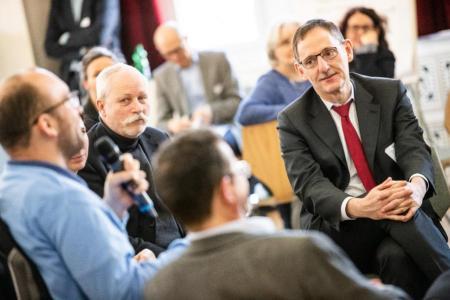 Regierungsrat Mario Fehr nimmt Ende Januar 2019 am UNO-BRK Impulstag teil und diskutiert dabei in Kleingruppeni mit den Teilnehmenden..