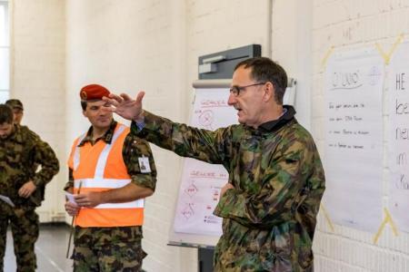 Government Councillor Mario Fehr visits the land forces staff battalion 20 at the beginning of September 2019 and speaks to the members in their training room.