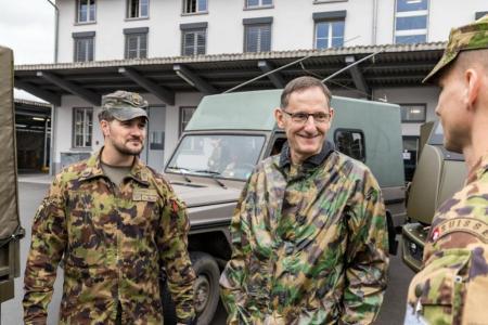 Regierungsrat Mario Fehr besucht Anfang September 2019 das Heeresstabsbataillon 20 und unterhält sich dabei mit zwei Armeeangehörigen in Armeebekleidung.