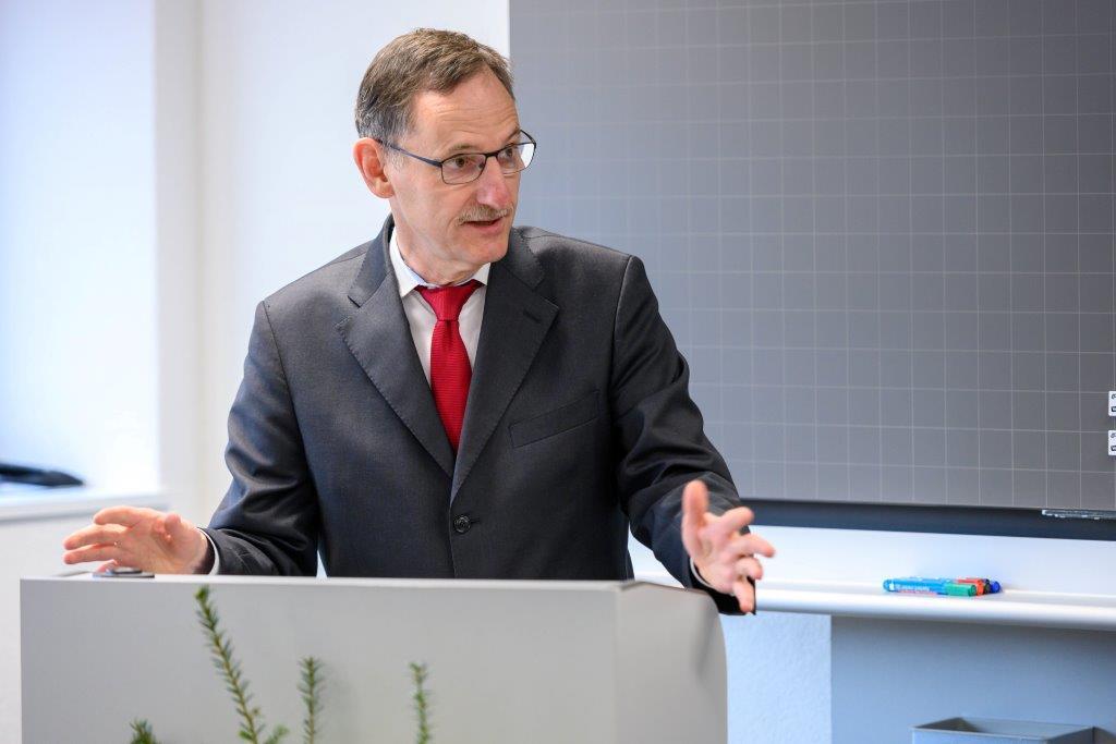 Regierungsrat Mario Fehr spricht an der Einweihung des Verkehrssützpunkts in Winterhur zu den Gästen.