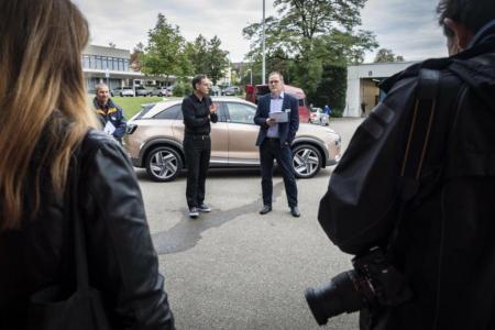 Government Councillor Mario Fehr (left) and Peter Kyburz, head of the Road Traffic Office, present the new hydrogen-powered Hyundai Nexo of the Zurich Government. Source: Â¬Â©MELANIE DUCHENE