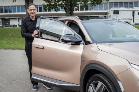 Government Councillor Mario Fehr, Head of the Department of Security, with the new hydrogen-powered Hyundai Nexo of the Zurich Government.