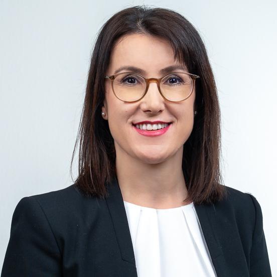 Portraitbild Hanife Zenuni, Leiterin HR