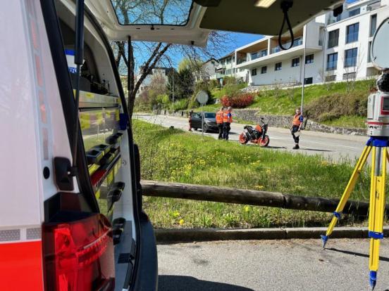 Polizisten bei der Unfallaufnahme