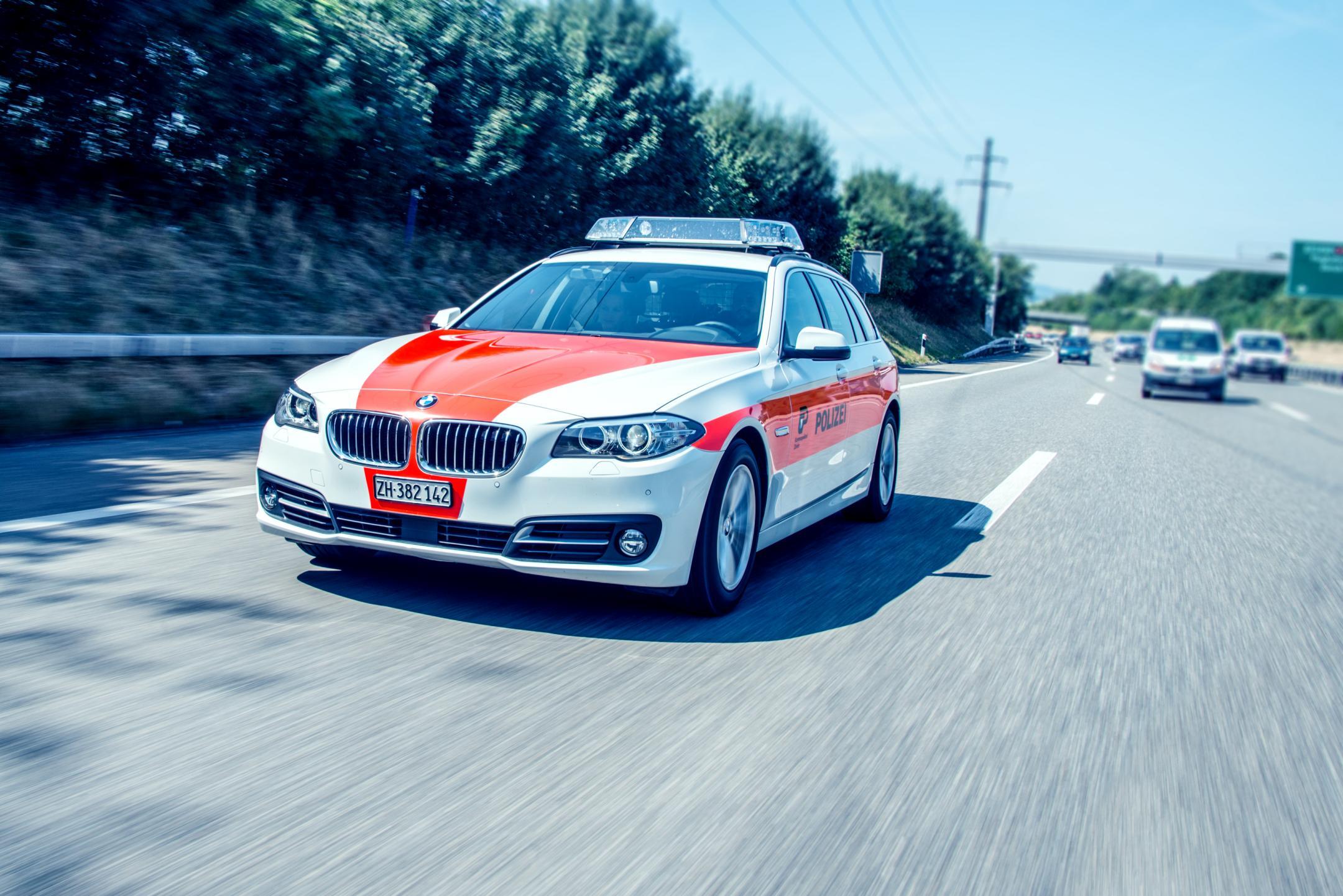 Patrouillenfahrzeug Frontansicht auf Autobahn