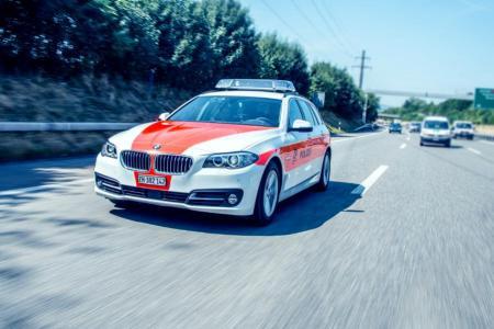 Patrouillenfahrzeug Frontansicht auf Autobahn