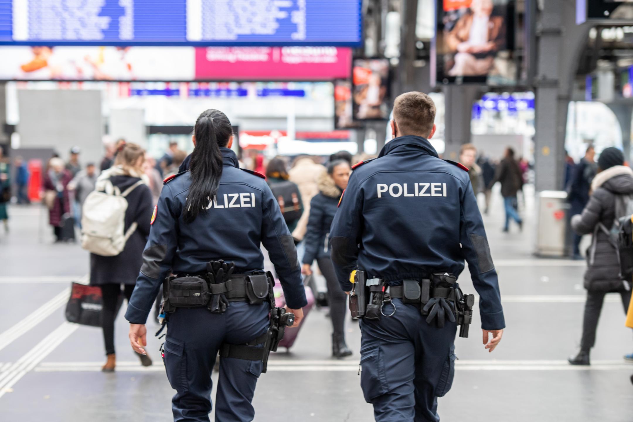 Fusspatrouille im Hauptbahnhof Zürich von hinten