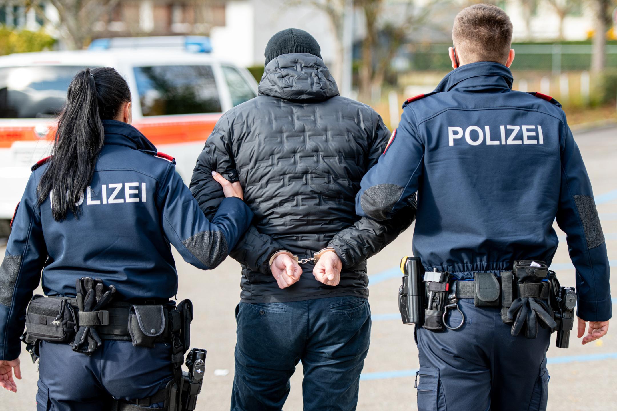 Ein Mann in Handfesseln wird abgeführt