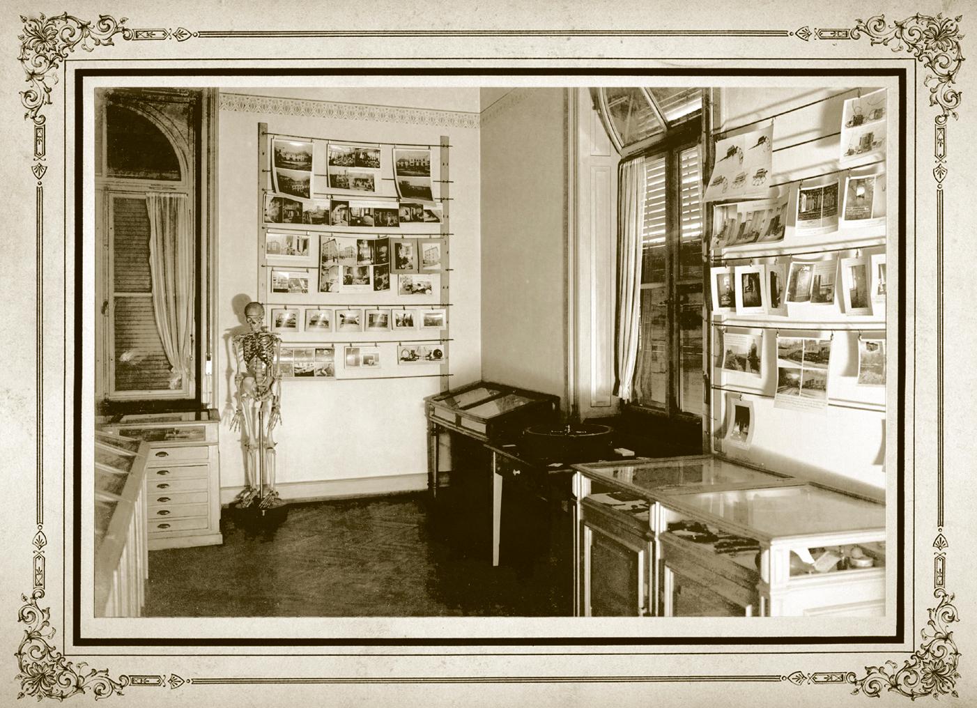 Fotoaufnahme aus den frühen Anfängen des Kriminalmuseums.. Ausgestellte Vitrinen und Fotografien.