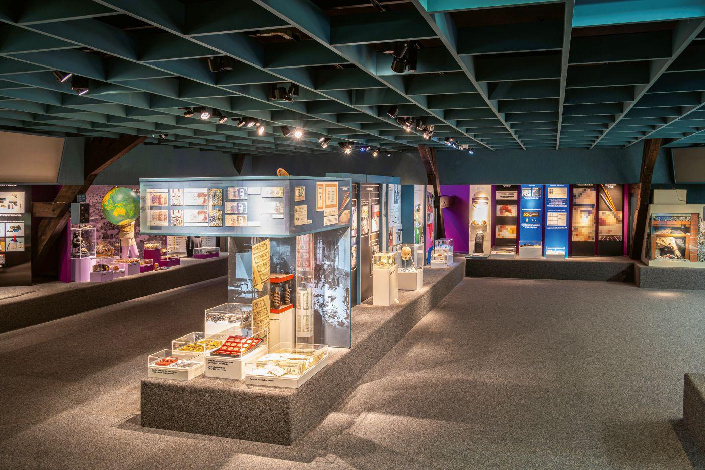 Fotoaufnahme aus dem Kriminalmuseum. Es sind diverse Vitrinen zu sehen.