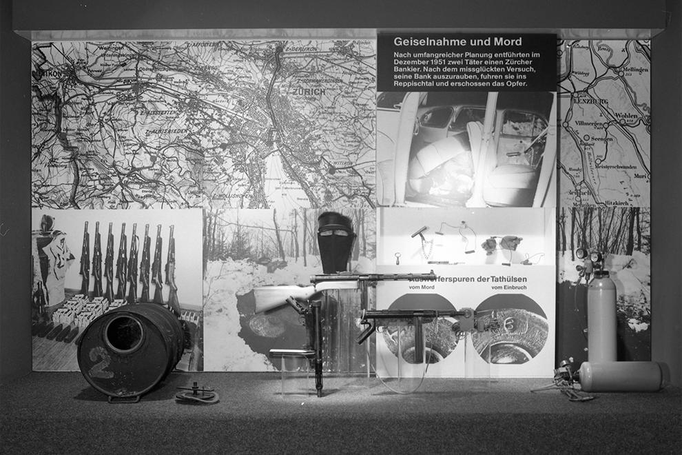 Foto des ehemaligen Kriminalmuseums. Es wunden die sichergestellten Beweisstücke des Fslls ausgestellt.
