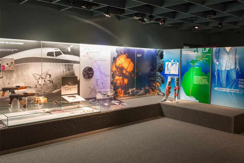 Fotoaufnahme der Ausstellungsstücke zum El-Al-Attentat am Flughafen Zürich.