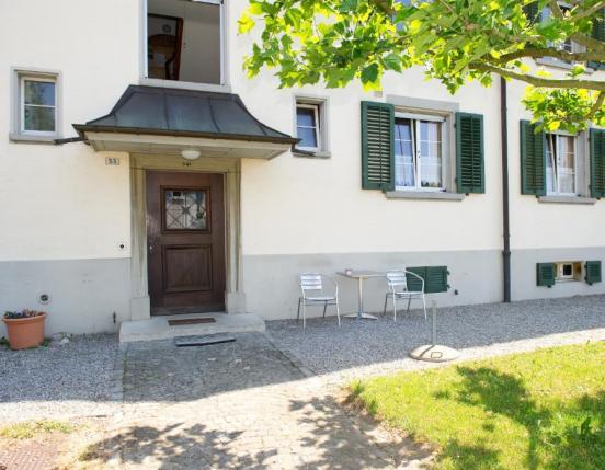 Überdachter Eingang der Aussenwohngruppe 43