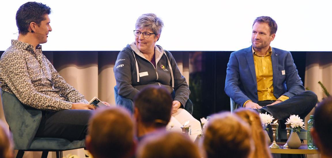 Der Moderator Franco Marvulli und die Interviewgäste Brigitte Kuhn und Corsin Caluori sitzen in Sessel auf der Bühne am Forum