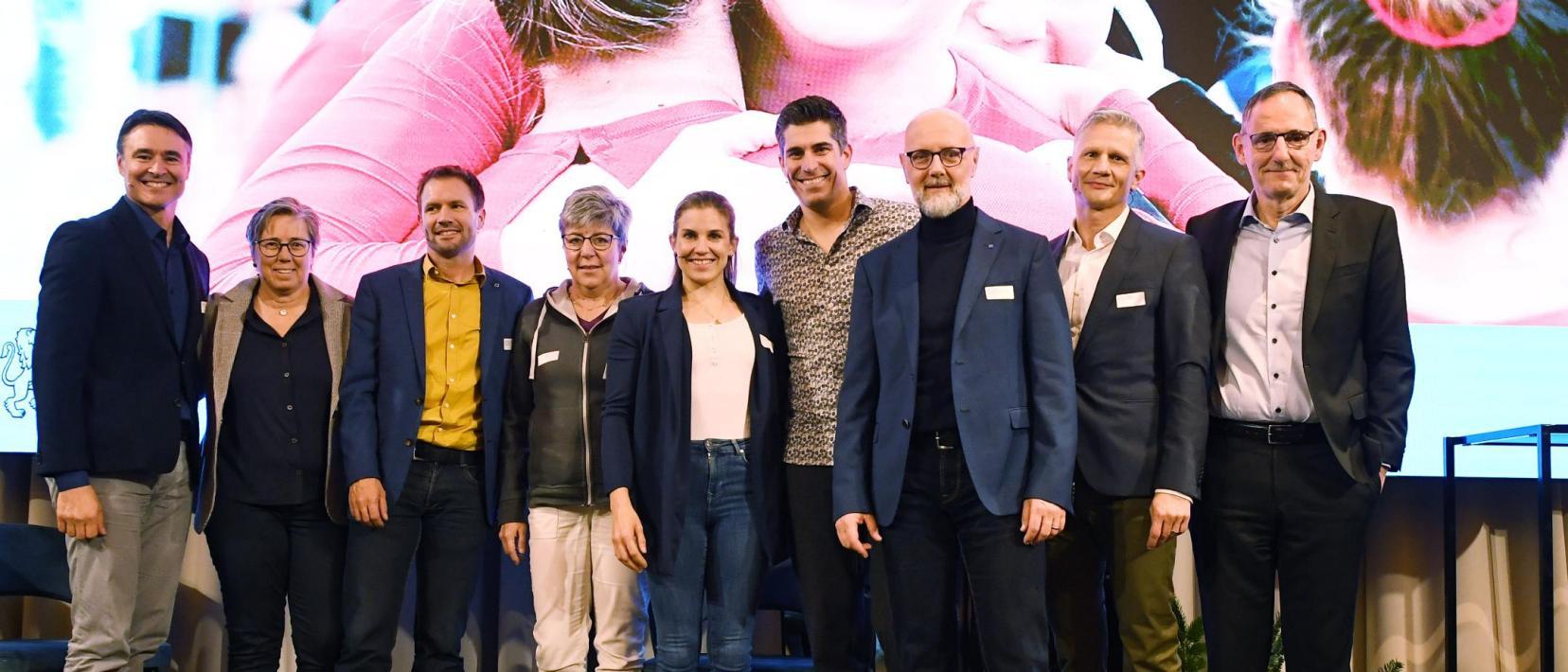 Mitwirkende am Forum Sportkanton Zürich stehen für ein Gruppenbild auf der Bühne