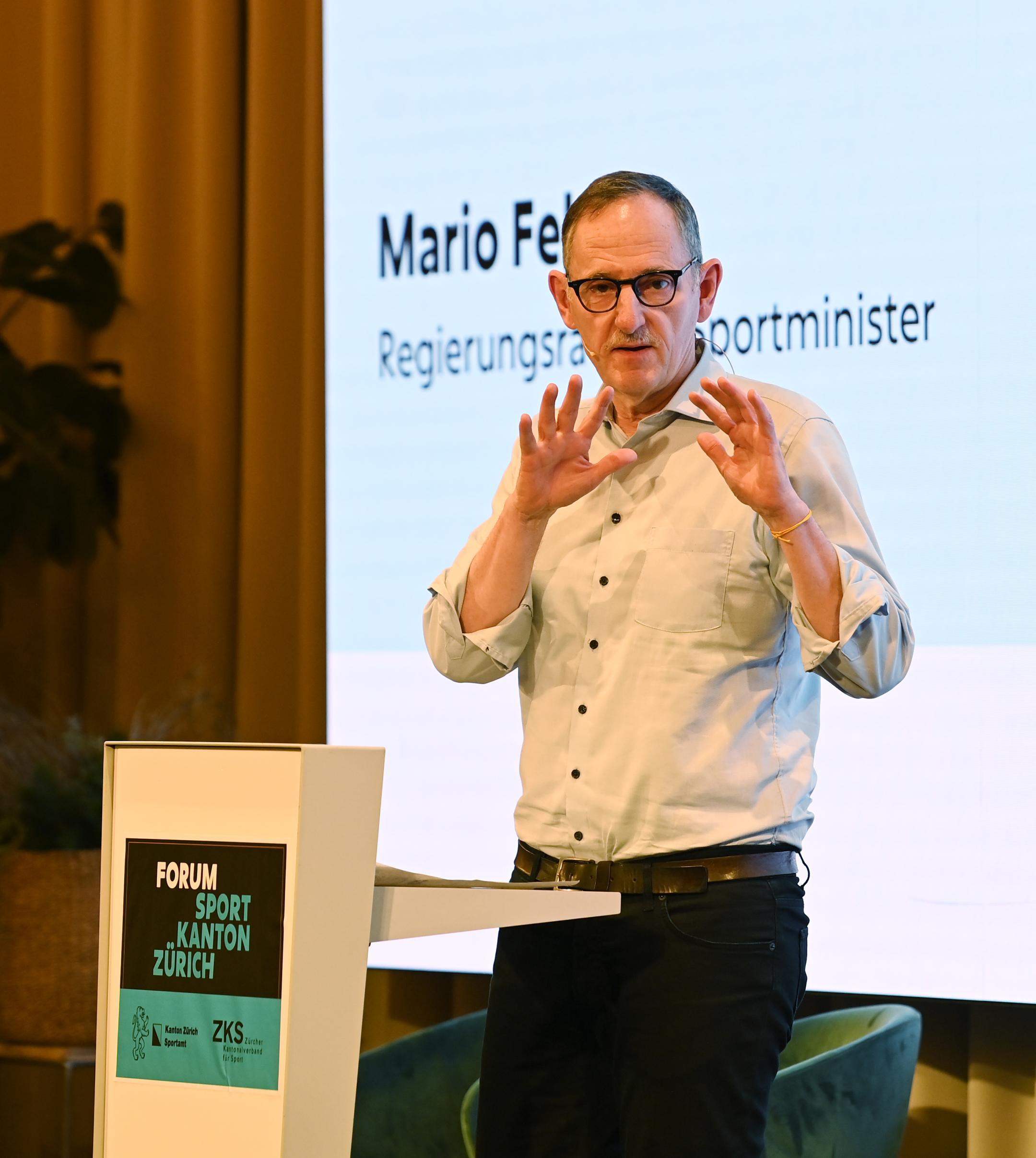 Regierungsrat Mario Fehr steht am Rednerpult und spricht zu den Teilnehmenden am Forum Sportkanton Zürich
