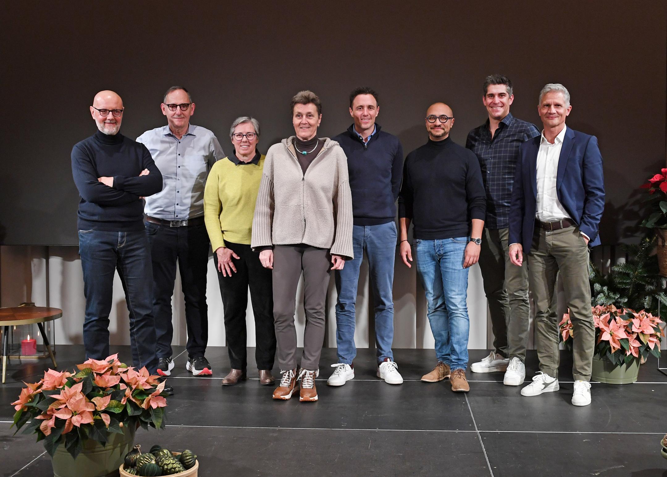 acht Personen stehen auf Bühne vor einem schwarzen Hintergrund, das sind Mitwirkende am Forum Sportkanton Zürich 2025