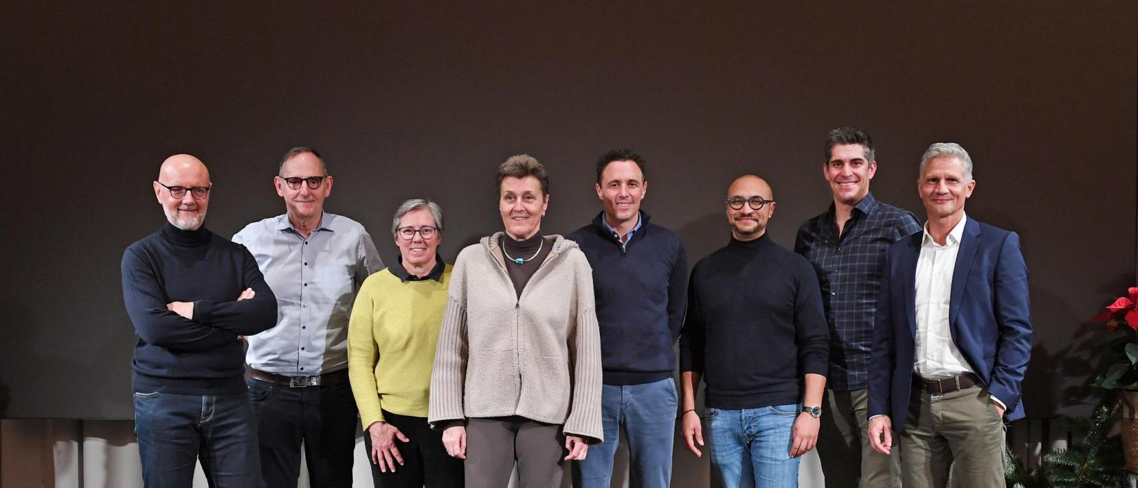 acht Personen stehen auf Bühne vor einem schwarzen Hintergrund, das sind Mitwirkende am Forum Sportkanton Zürich 2025