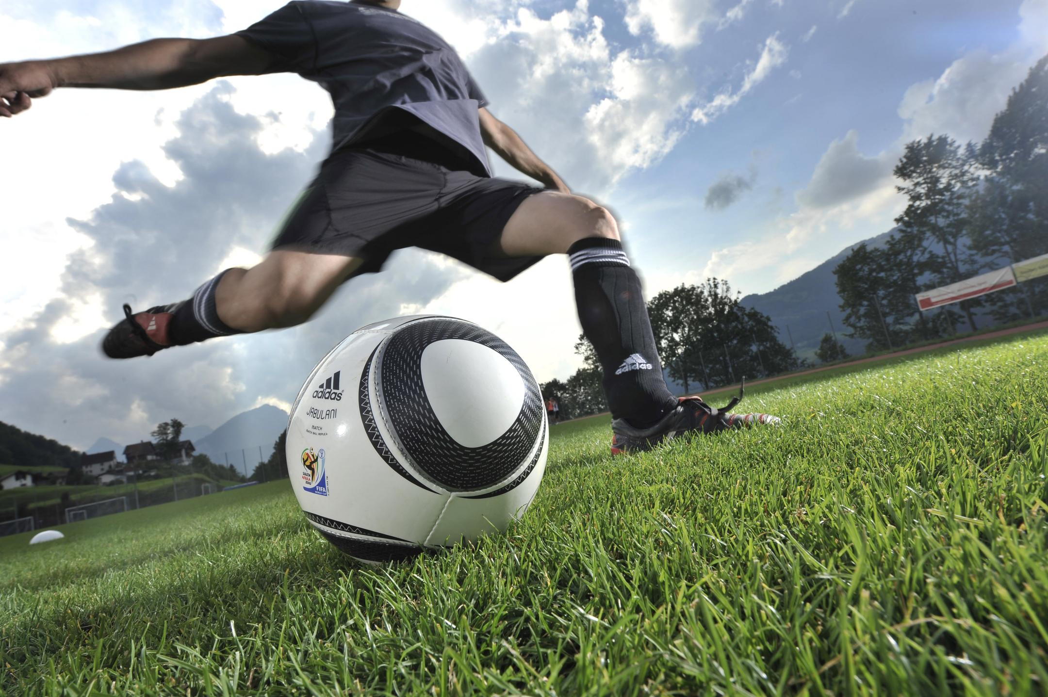 Fussball im Sportzentrum Kerenzerberg