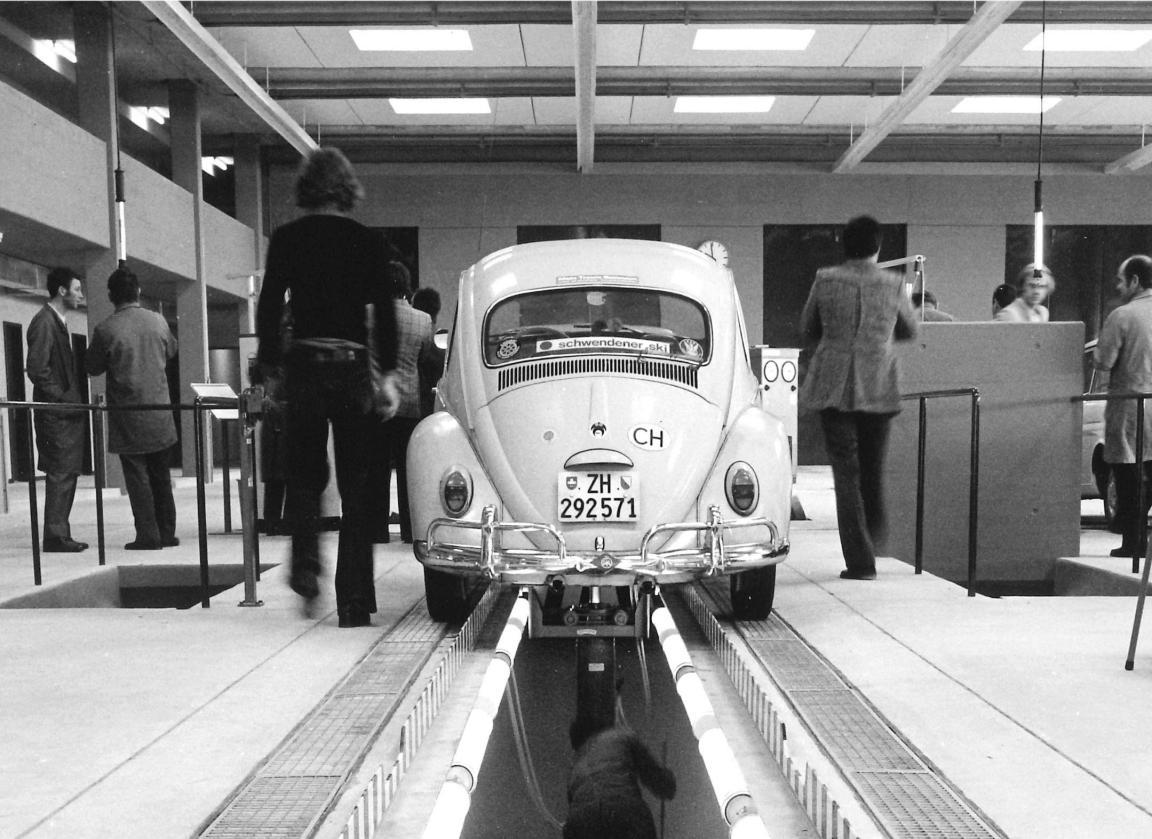 Ein VW Käfer bei der Fahrzeugkontrolle im Strassenverkehrsamt Zürich-Albisgütli vor knapp 50 Jahren. 