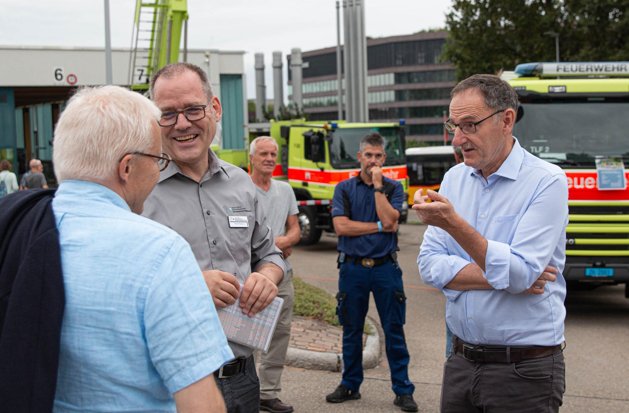 Das Bild zeigt Regierungspräsident Mario Fehr und Peter Kyburz im Gespräch mit den Besucherinnen und Besuchern des Tages der Verkehrssicherheit.