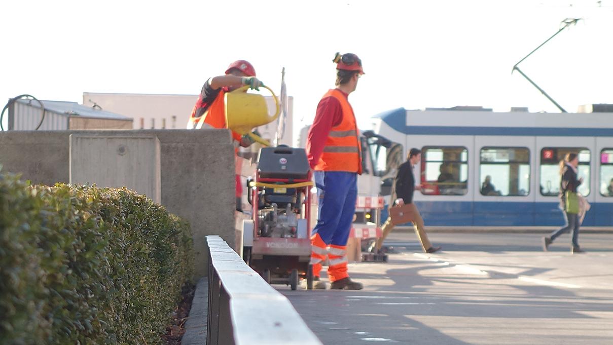 Bauarbeiter auf den Strassen Zürichs im Strassenbau