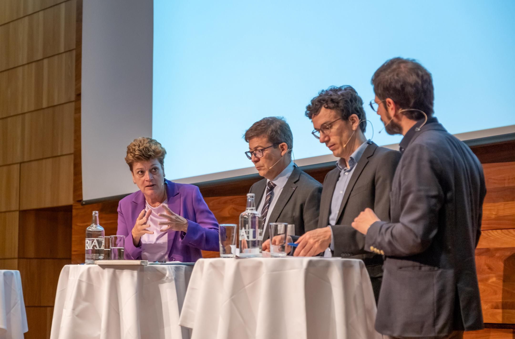 Regierungsrätin und Bildungsdirektorin Dr. Silvia Steiner, der Amtschef des Mittelschul- und Berufsbildungsamts (MBA) Dr. Niklaus Schatzmann und der Leiter des Schweizerischen Observatoriums für die Berufsbildung Prof. Dr. Lukas Graf diskutierten die Frage «Wie schafft man attraktive Lehrstellen?».  