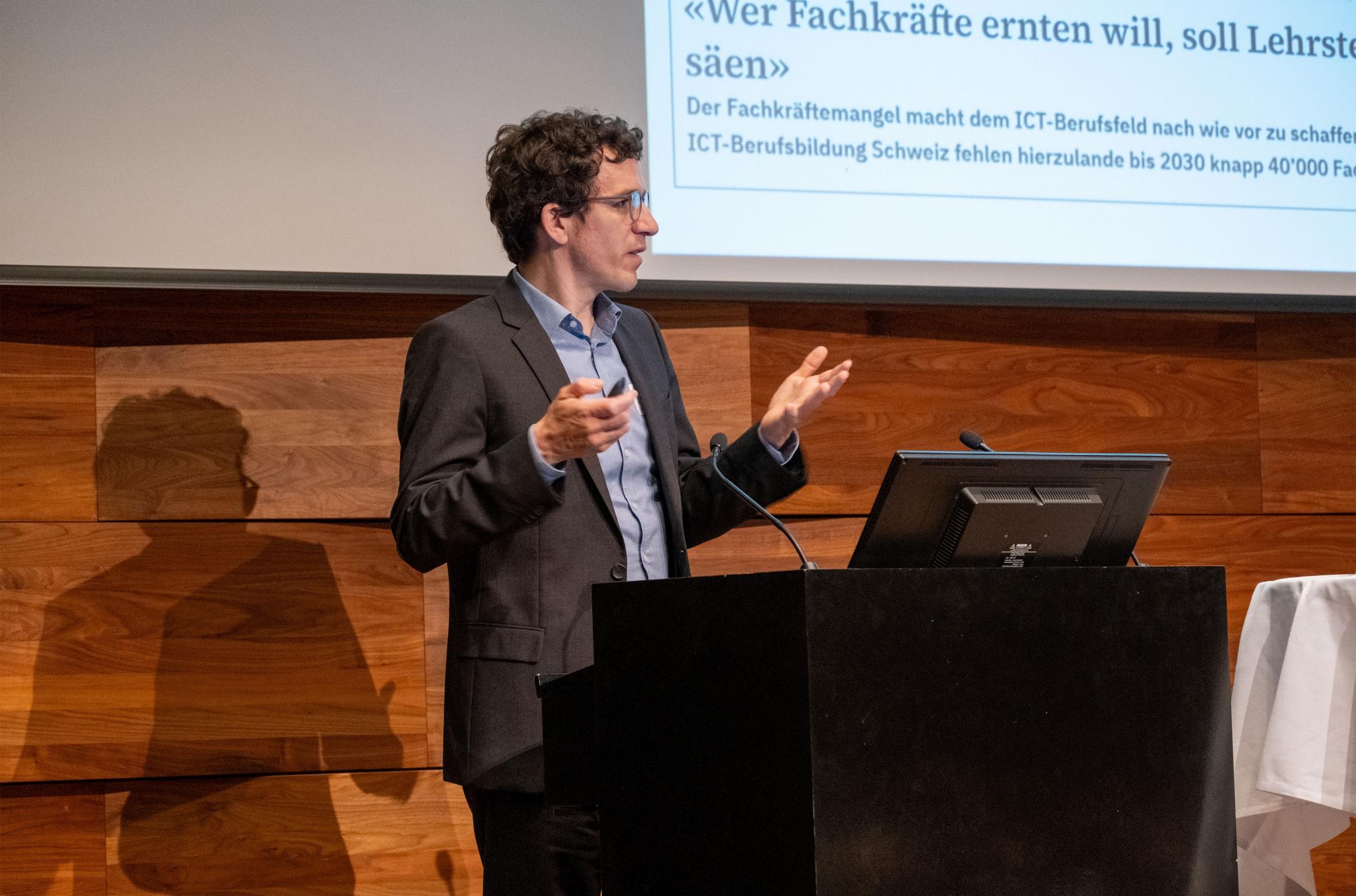 Prof. Dr. Lukas Graf des Schweizerischen Observatoriums für die Berufsbildung zeigten die neusten Erkenntnisse und Handlungsfelder aus der Situationsanalyse der Lehrstellenförderung im Kanton Zürich auf