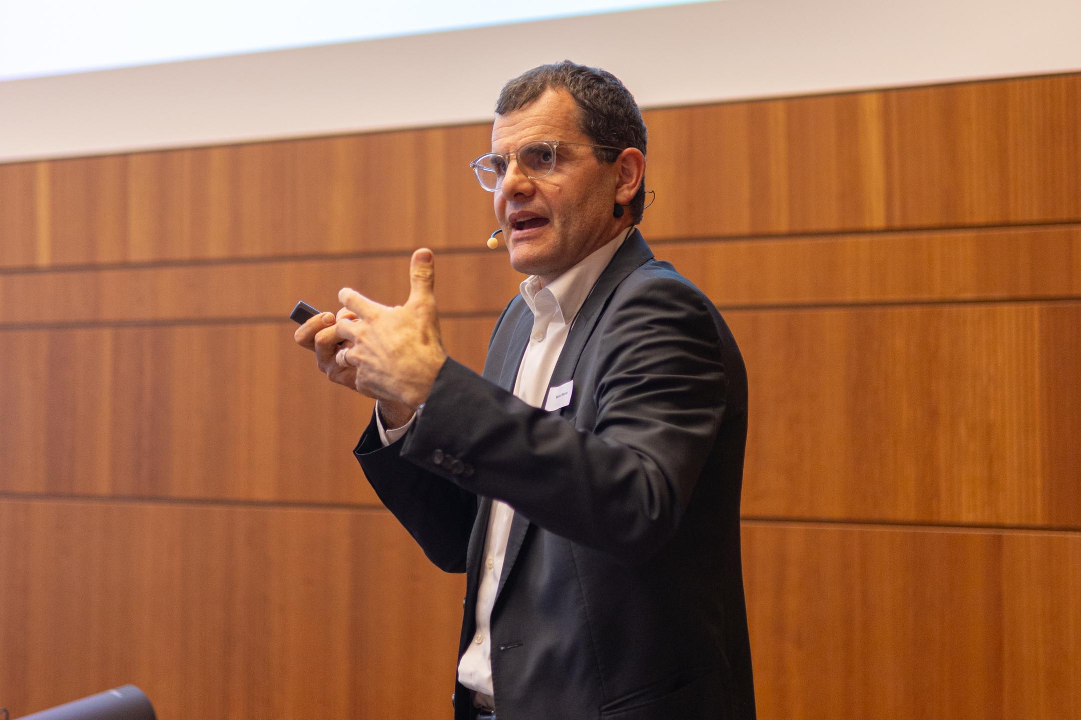 Markus Maurer, Professor für Berufspädagogik an der Pädagogischen Hochschule Zürich, referierte über die «Betriebliche Ausbildung zwischen Marktprinzip und gesellschaftlicher Verantwortung»