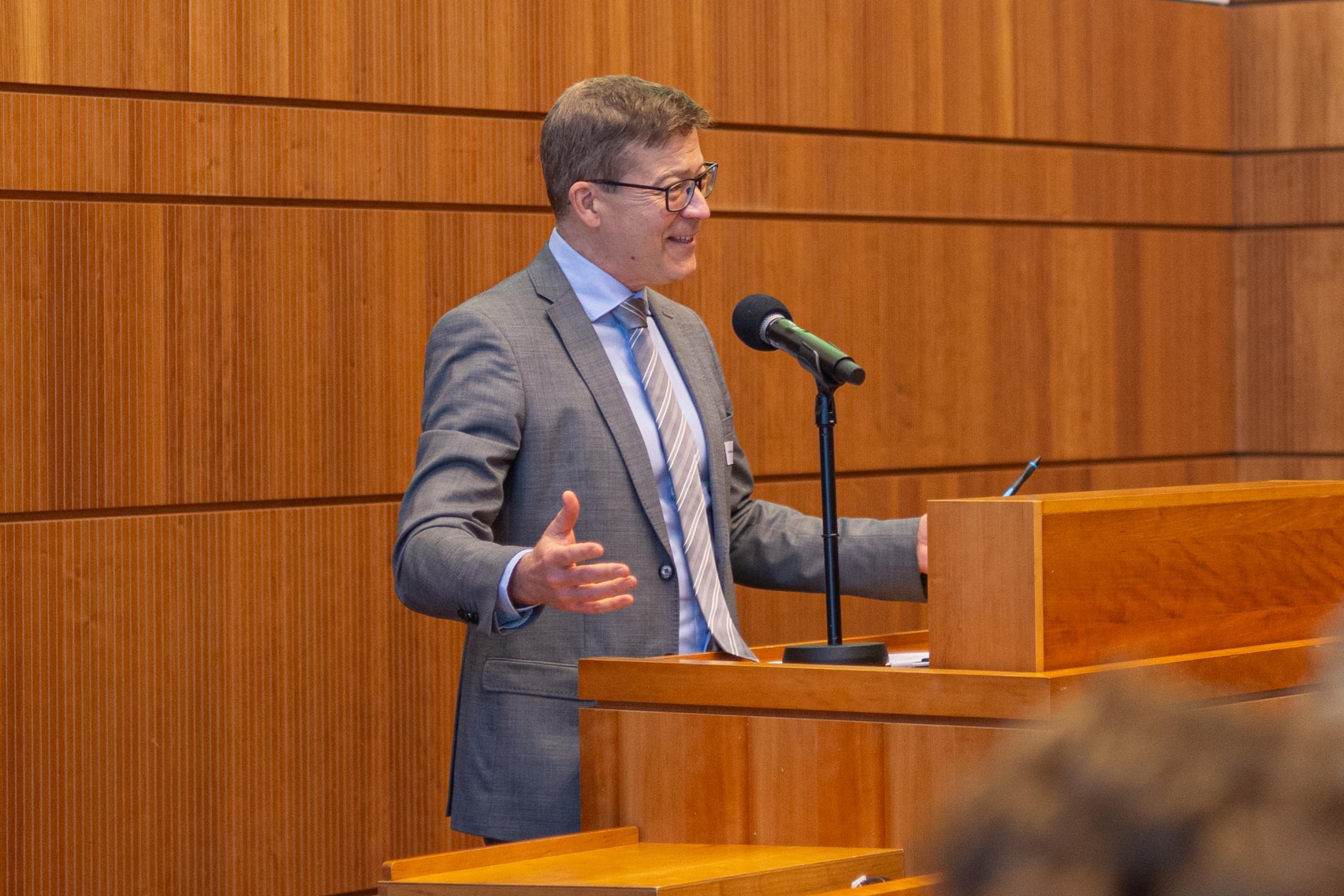 Nik Schatzmann, Leiter des Mittelschul- und Berufsbildungsamts, hiess die Teilnehmenden als Gastgeber herzlich willkommen