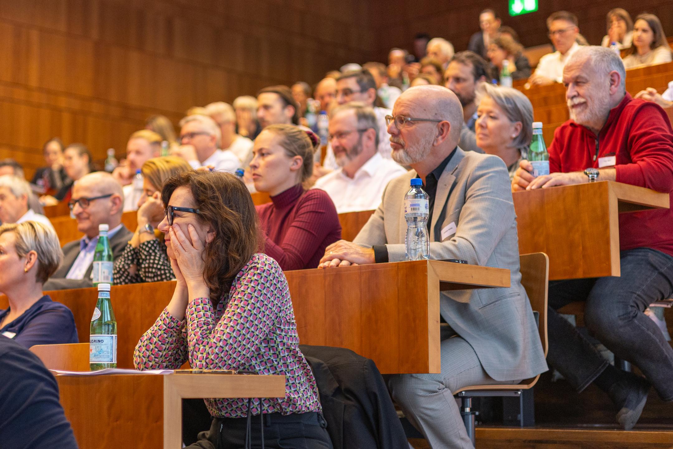 Die Teilnehmenden an der Konferenz waren Expertinnen und Experten aus Politik, Wirtschaft, Bildung und Verwaltung