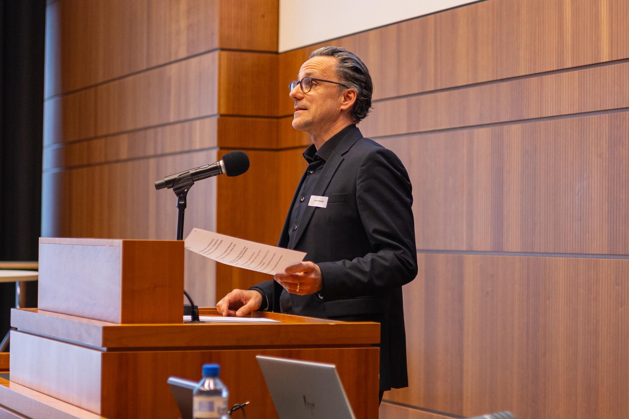 Jonas Schudel, Leiter Betriebliche Bildung im Mittelschul- und Berufsbildungsamt, ordnete den Wert von Berufsbildenden thematisch ein