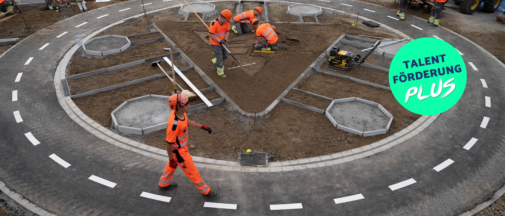 Bauarbeiter bei der Gestaltung eines Kreisverkehrs mit einer Fläche für Beete; das Bild enthält einen hellgrünen Kreis mit dem Text «TALENTFÖRDERUNG PLUS».