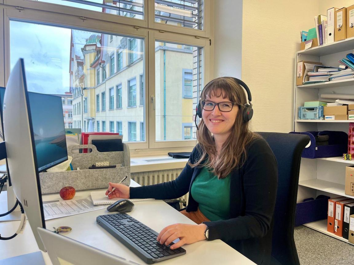 Barbara Nikles am Schreibtisch an ihrem Büro-Arbeitsplatz