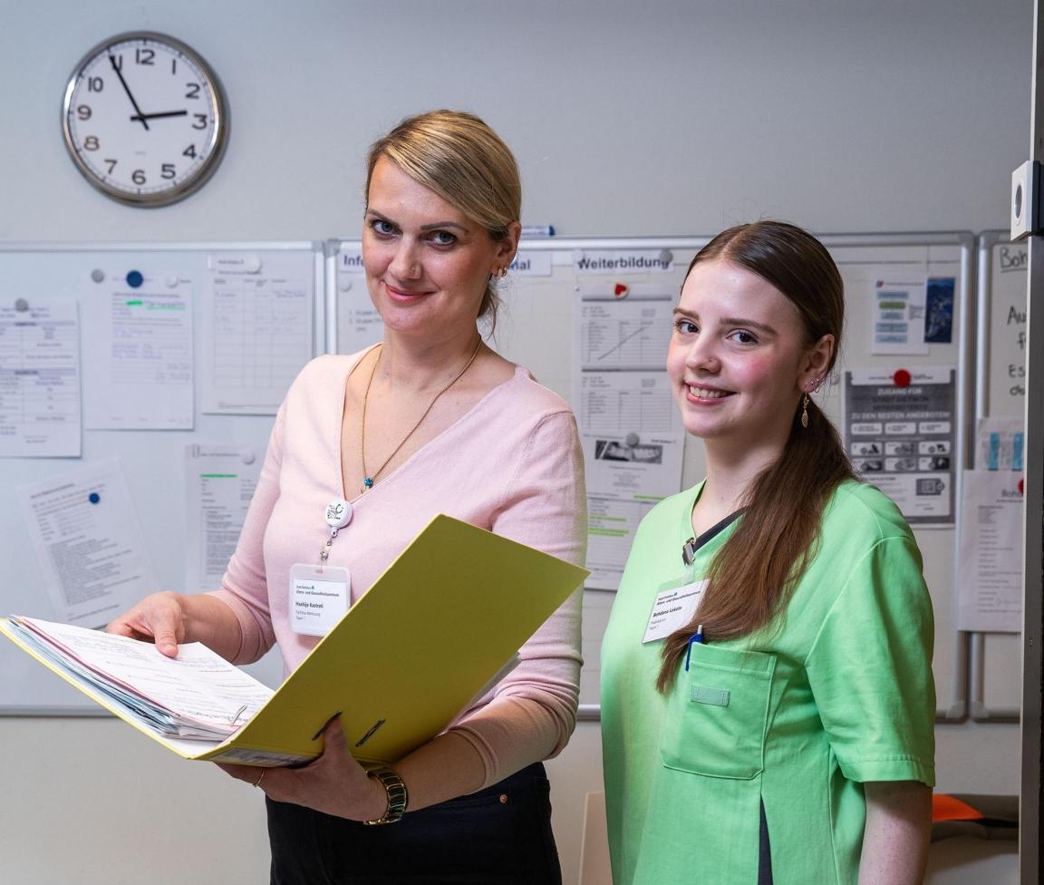 Zwei Mitarbeiterinnen eines Alterszentrums, in ihrem Büro porträtiert