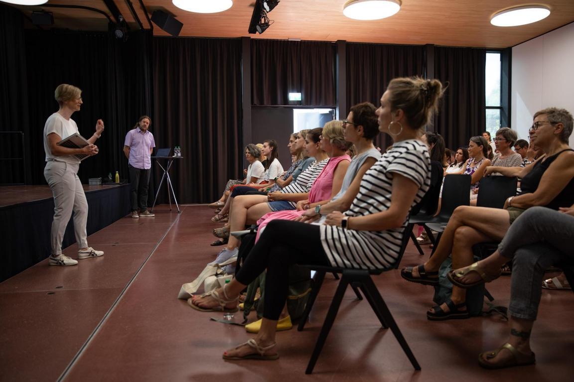 Sitzung Blick auf Stuhlreihe mit Sitzungsteilnehmenden.