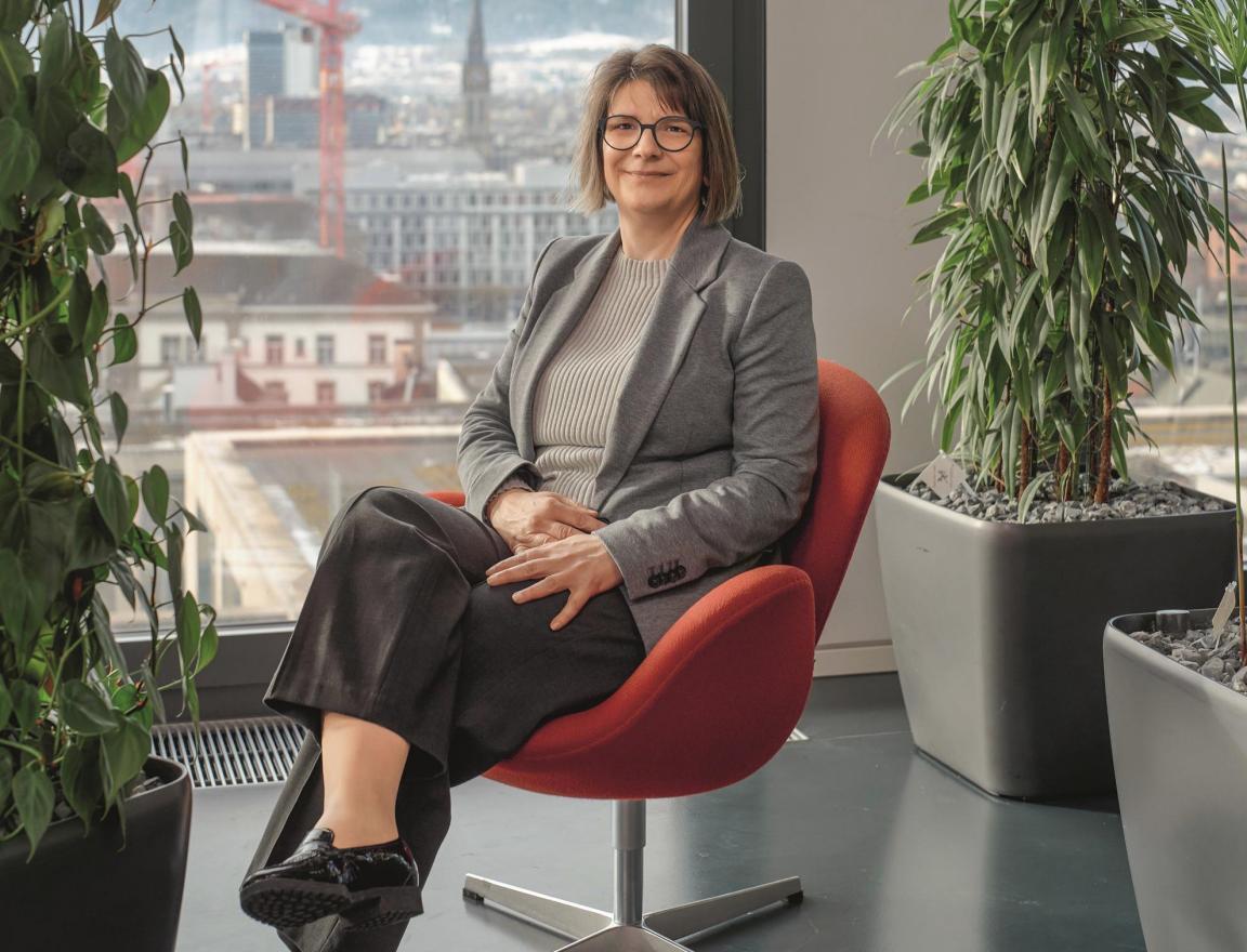 Andrea Schweizer sitzend in einem Sitzungszimmer