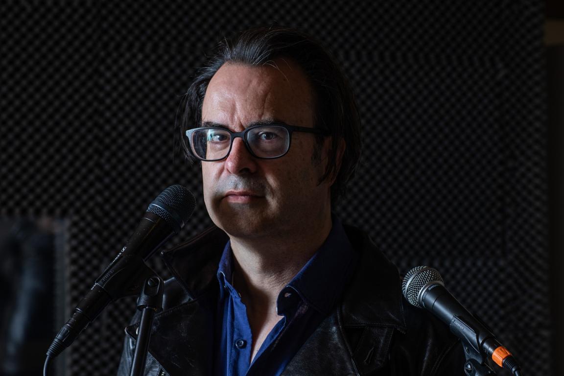 porträt von daniel manhart der direkt in die kamera blickt