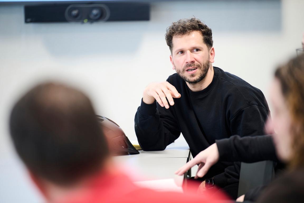 Vivian Frei hört in einem Sitzungszimmer einer Diskussion zu.
