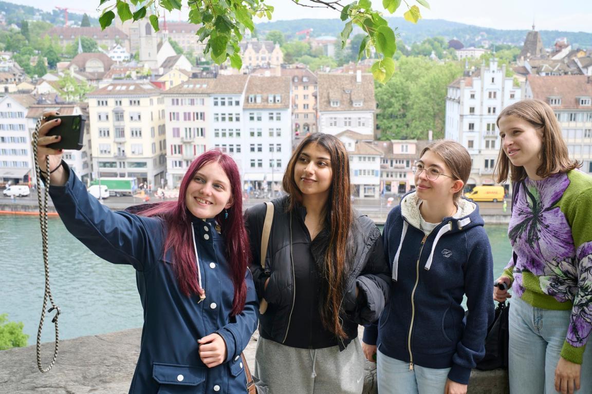 Vier Mädchen fotografieren sich auf dem Lindenhof.