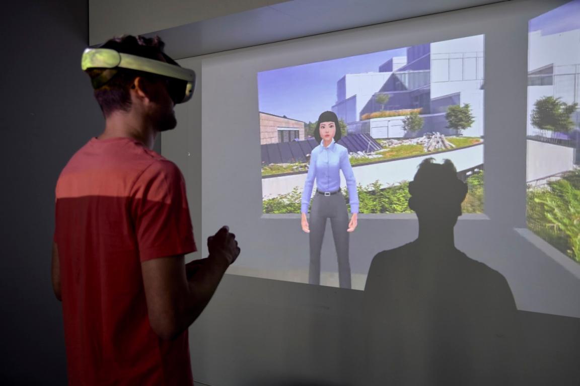 Ein Sekundarlehrer im virtuellen Gesprächstraining