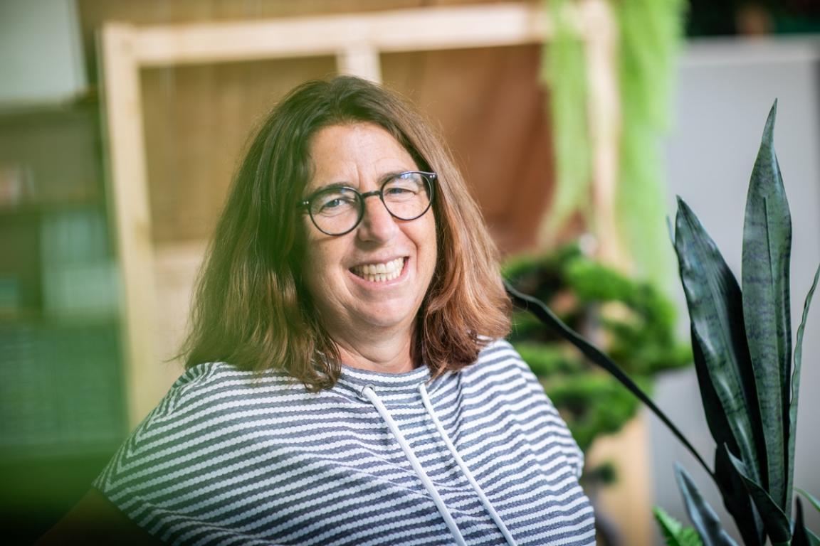 Rahel Tschopp sitzt neben einer Pflanze