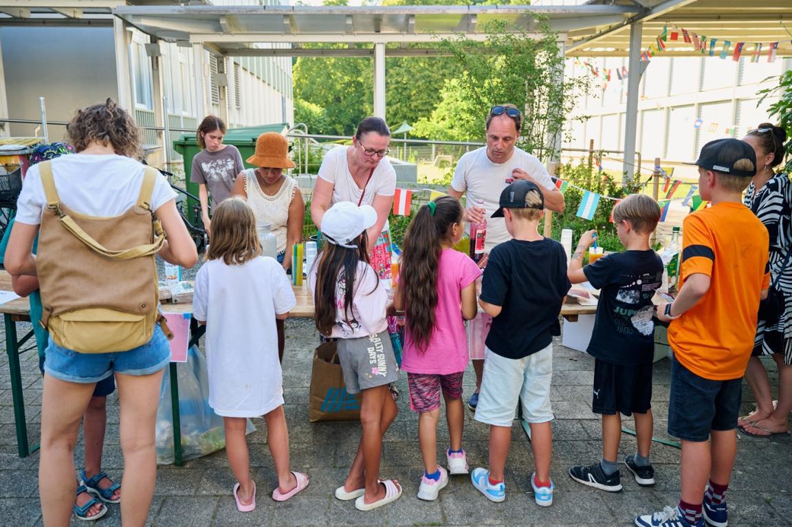 Eltern und Kinder sind im Einsatz.