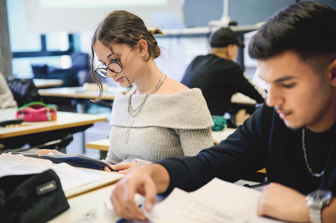 Eine Jugendliche und ein Jugendlicher 