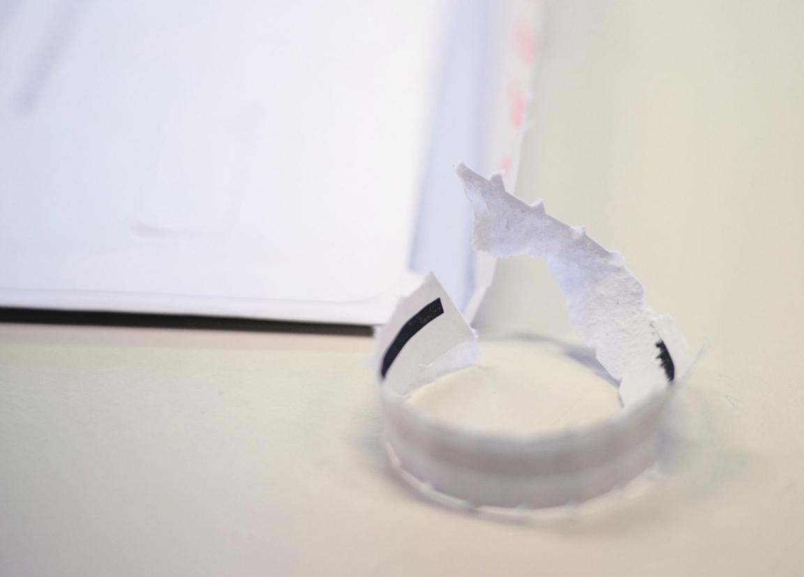 Ein aufgerissenes Abstimmungscouvert liegt auf dem Tisch.