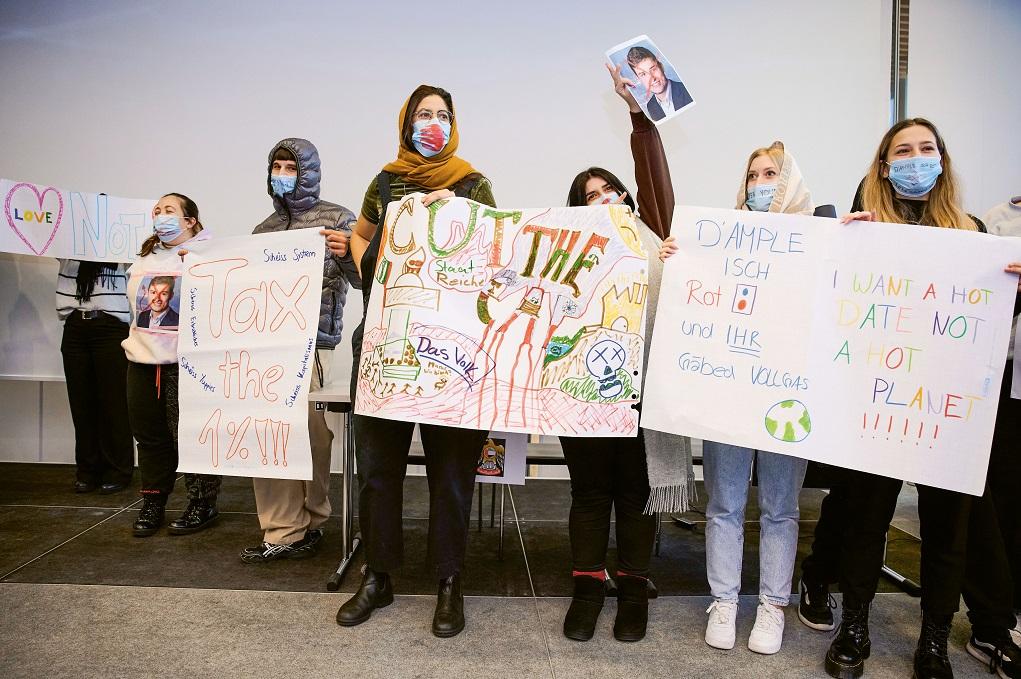 Schülerinnen und Schüler als Klimaaktivisten getarnt unterbrechen die simulierte Klimakonferenz.